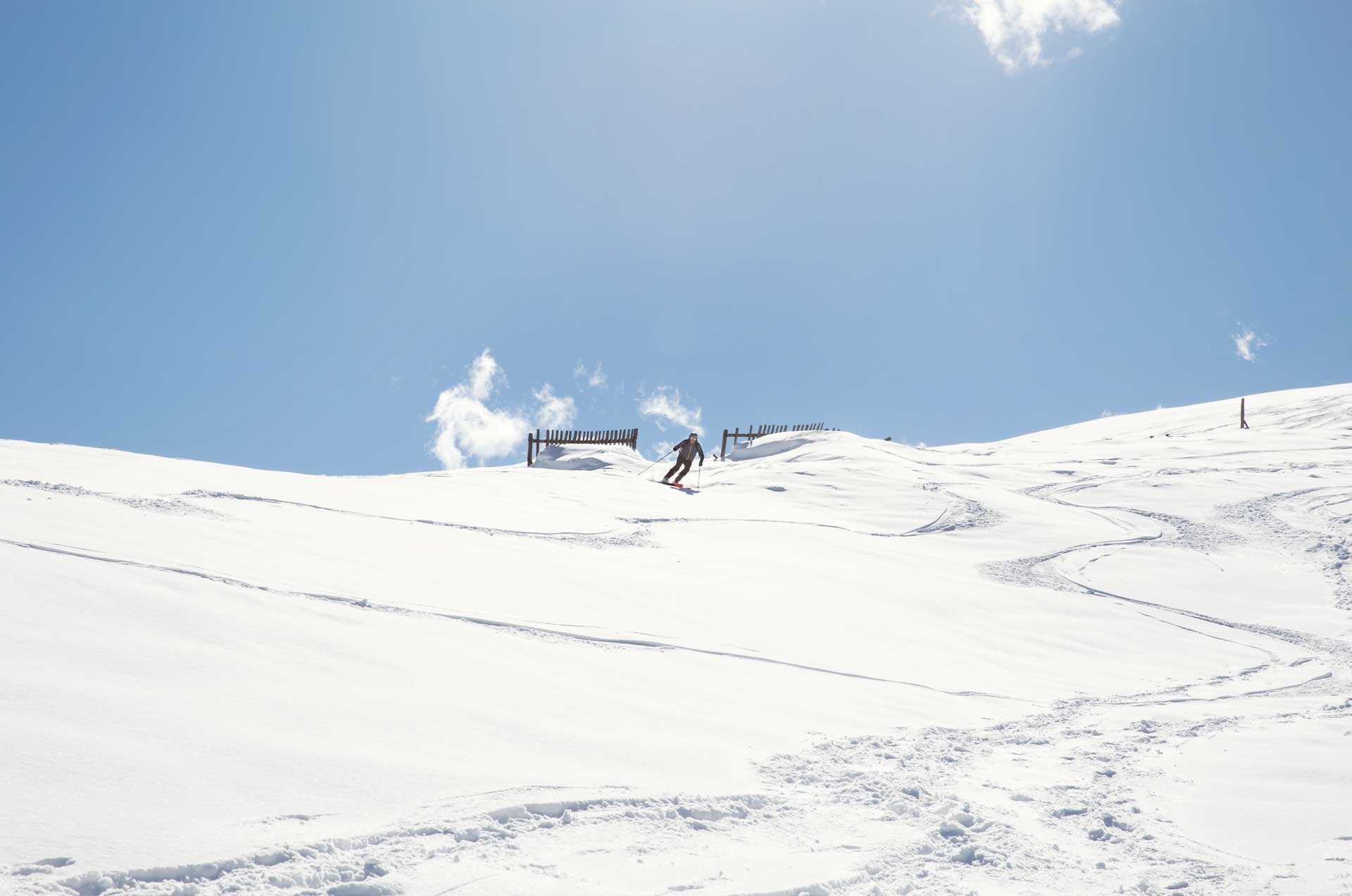 Sattelbergalm-Impressionen-Winter-Skitour-Abfahrt-Tiefschneefahrt-Genussskifahren-Tirol