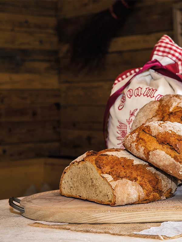 Sattelbergalm-Schmankerl-hausgemachtes-Brot