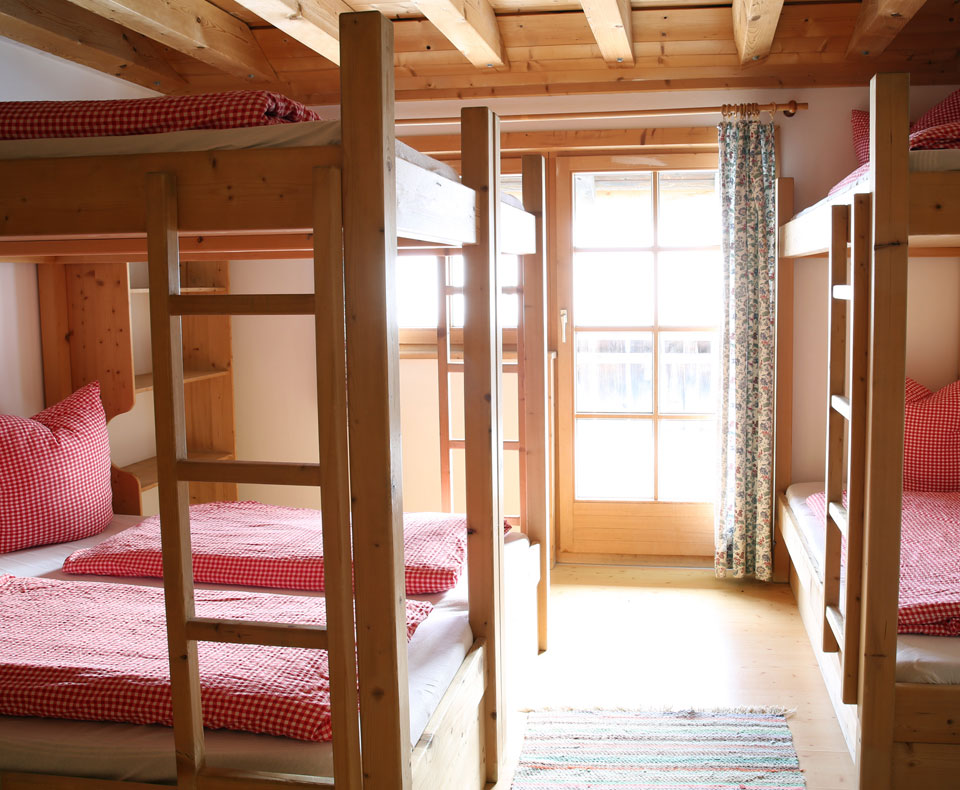 Sattelbergalm-wohnen-6-Bett-Zimmer