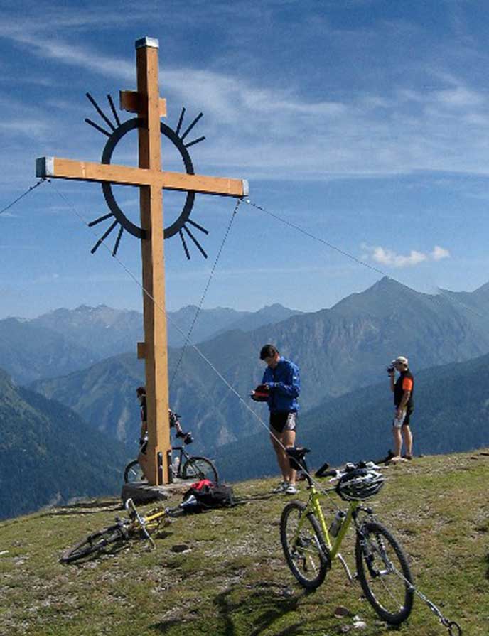 Sattelbergalm-Aktivitaeten-Sommer-Outdoor-Mountainbiken-Wipptal-Tirol