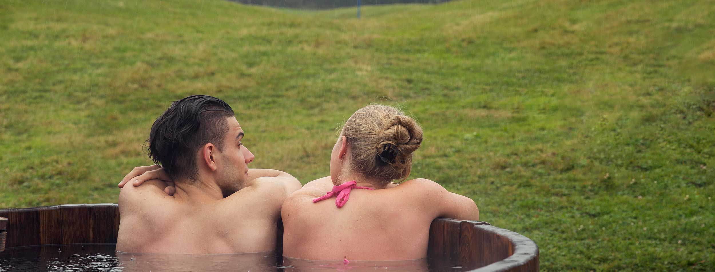 Sattelbergalm-Header-Aktivitaeten-Paar-im-Hot-Pot