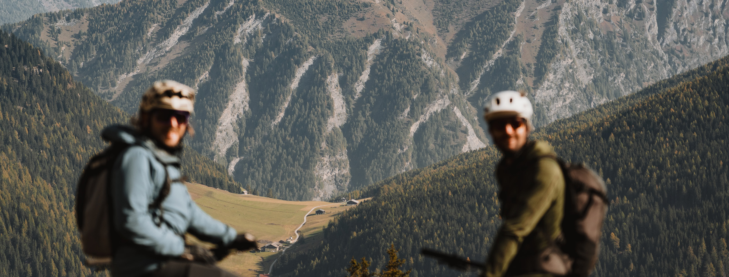 Sattelbergalm-Header-Aktivitaeten-Mountainbike-Blick-ins-Tal