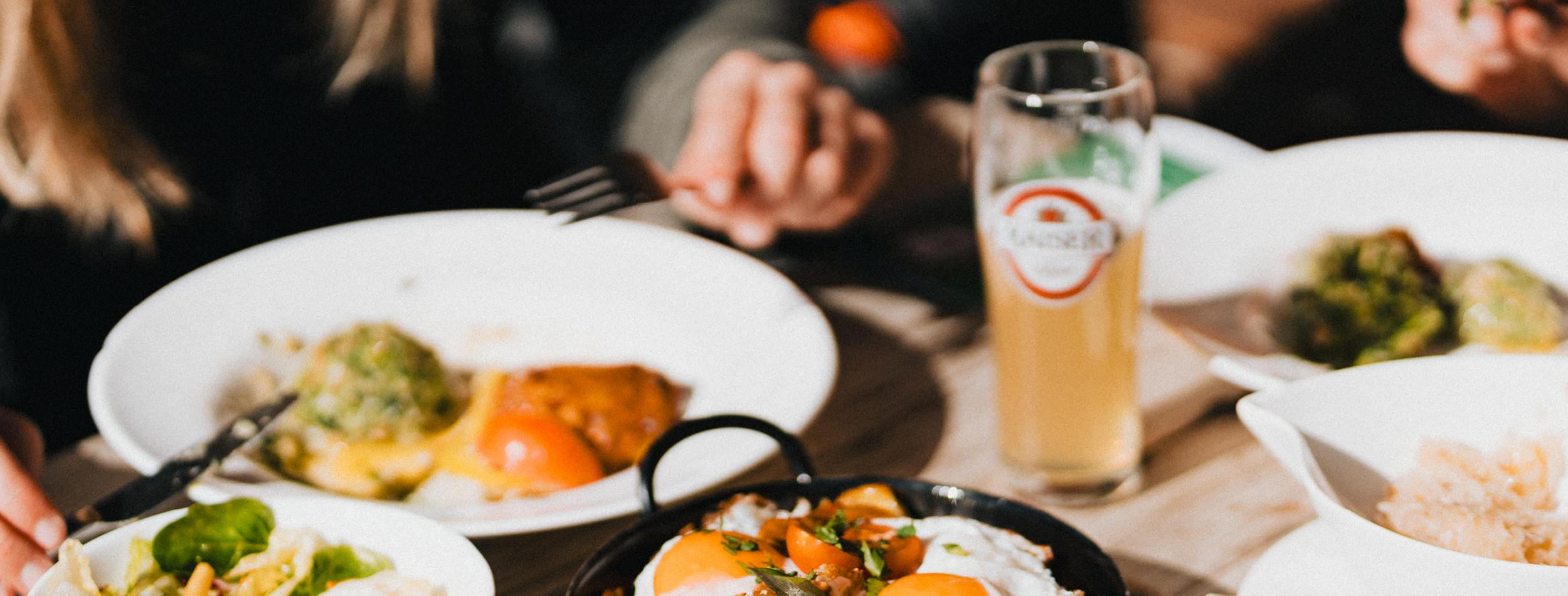 Sattelbergalm-Header-Schmankerl-Freunde-gemeinsam-essen